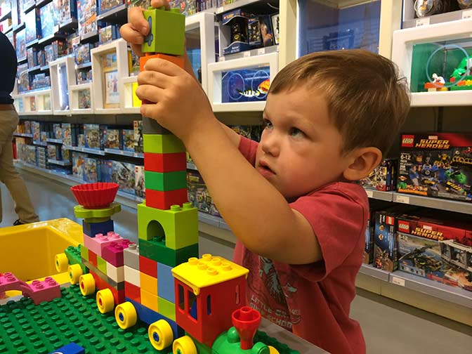 LEGOS_store_tower